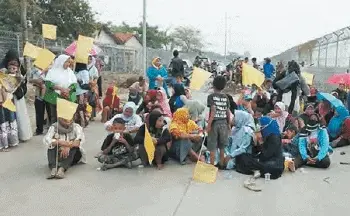 Jalan Perimeter Utara Diblokade Warga