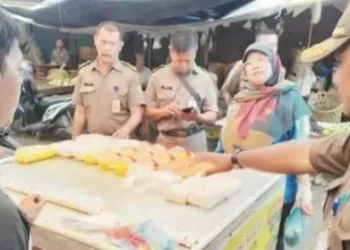 Empat Pedagang Digiring ke Satpol PP Terciduk Jual Bahan Makanan Mengandung Formalin