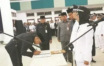 Kades Baru Diminta Tak Korupsi Bupati Zaki Lantik 153 Kepala Desa