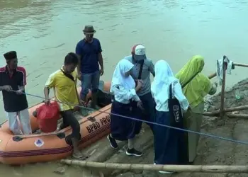 Siswa Nekat Seberangi Sungai Ciberang