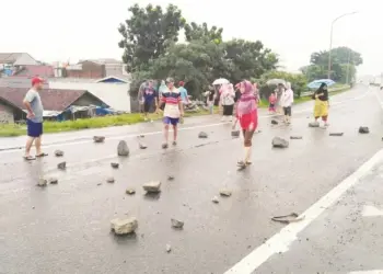 Dituding jadi Penyebab Banjir, Puluhan Warga Blokir Tol Bitung