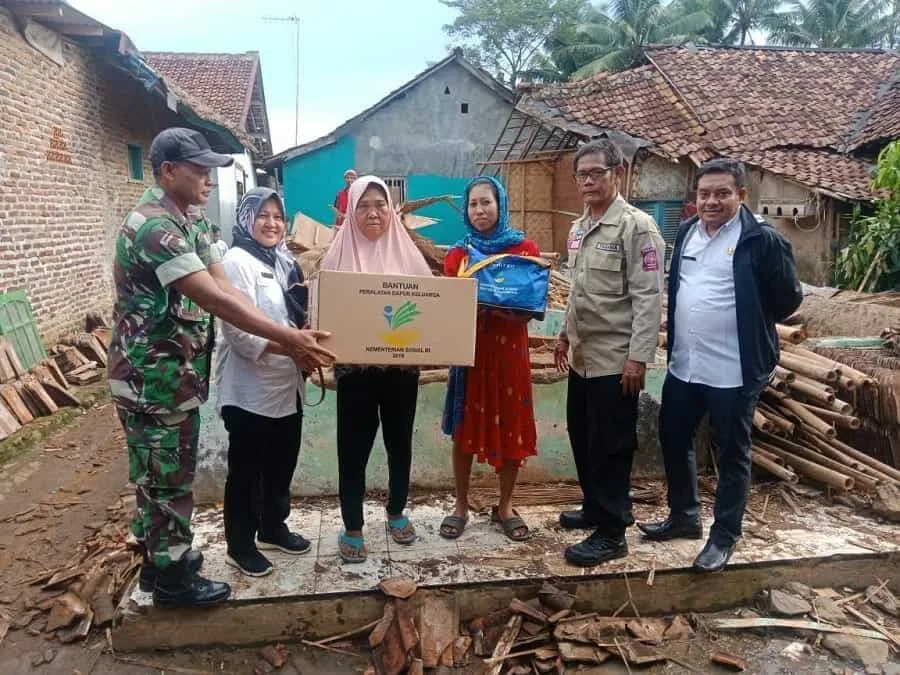 Disapu Angin Kencang, Rumah Warga Roboh