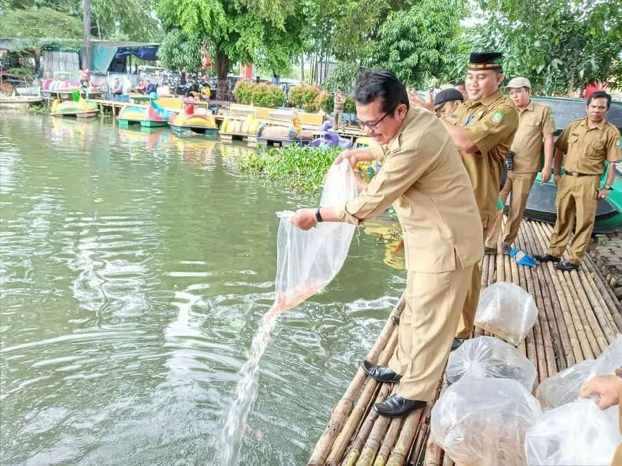 5.000 Benih Ikan Disebar di Danau Cipondoh