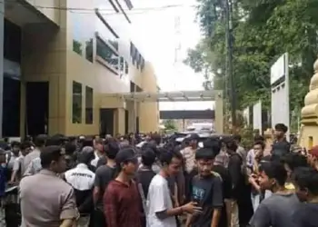 Tuntut Izin Peternakan Ayam Dicabut, Warga Ciomas Demo