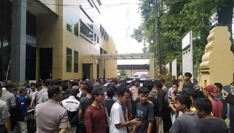 Tuntut Izin Peternakan Ayam Dicabut, Warga Ciomas Demo