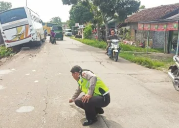 Jatuh saat Hendak Menyalip, Karyawati Tewas Terlindas Bus