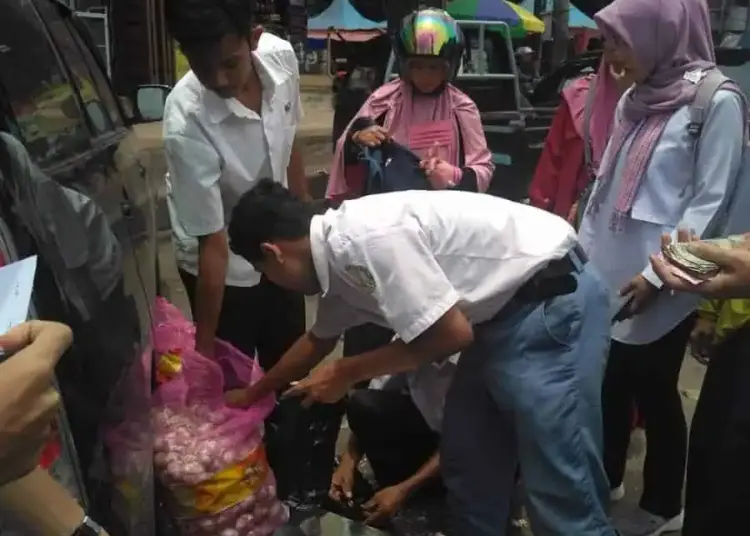 Operasi Pasar Bawang Putih Diserbu Warga