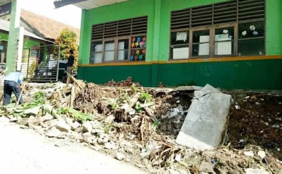 Pagar Tembok SDN Parakan Pamulang Roboh