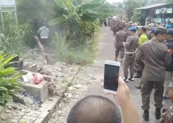 Pembongkaran Tembok Taman Pondok Cabe Ditolak Warga