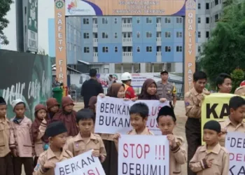 Timbulkan Polusi, Ratusan Siswa Protes Pembangunan Apartemen