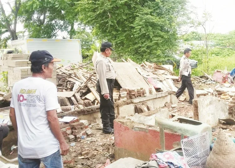 Dihantam Angin dan Hujan, Rumah Bilik Ambruk