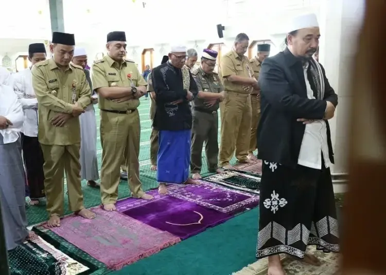 Gus Sholah Wafat, Bupati Zaki dan PCNU Gelar Salat Ghoib