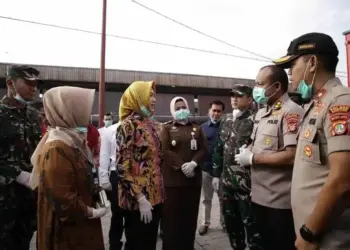 Airin Pimpin Penyemprotan Disinfektan di Stasiun Rawa Buntu