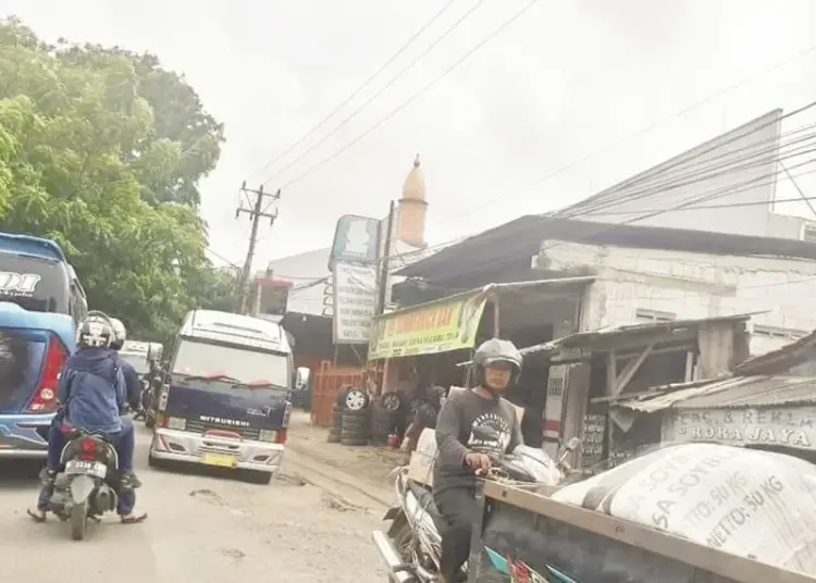 Warga Keluhkan Rusaknya Jalan Penghubung Kota-Kabupaten