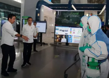 Jokowi Coba Thermo Gun di Terminal 3 Bandara