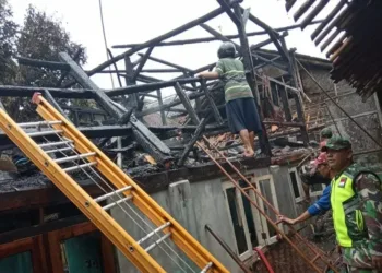 Diduga Kompor Gas Meledak, Rumah Dua Lantai Ludes Terbakar