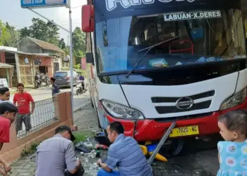 Bus Murni Tabrak Motor lalu Hantam Rumah