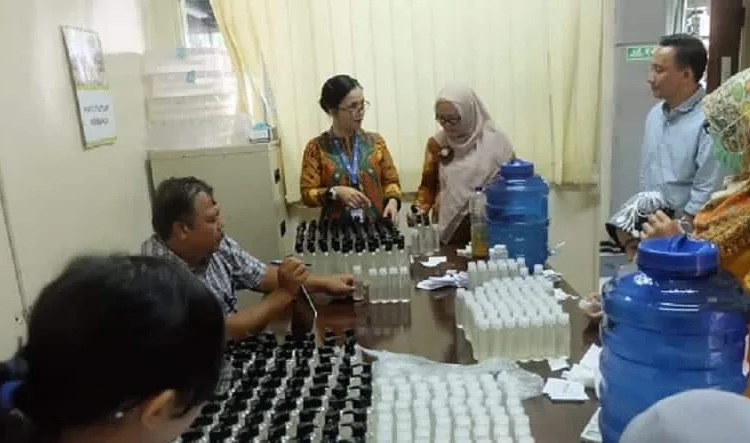 Cegah Corona, LIPI Produksi dan Bagikan 300 Liter Hand Sanitizer