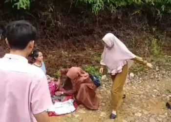 Warga Lebak Melahirkan di Jalanan Rusak