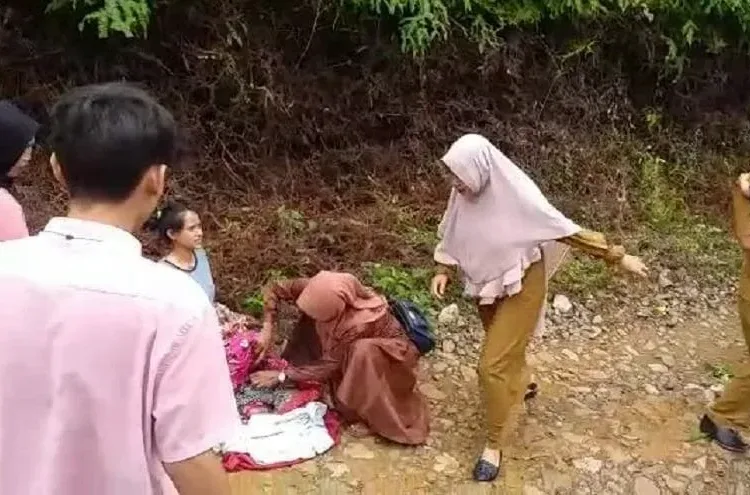 Warga Lebak Melahirkan di Jalanan Rusak