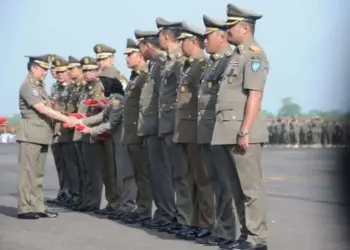 HUT Satpol PP, Bupati Iti Octavia Jayabaya Terima Penghargaan Karya Bhakti Peduli