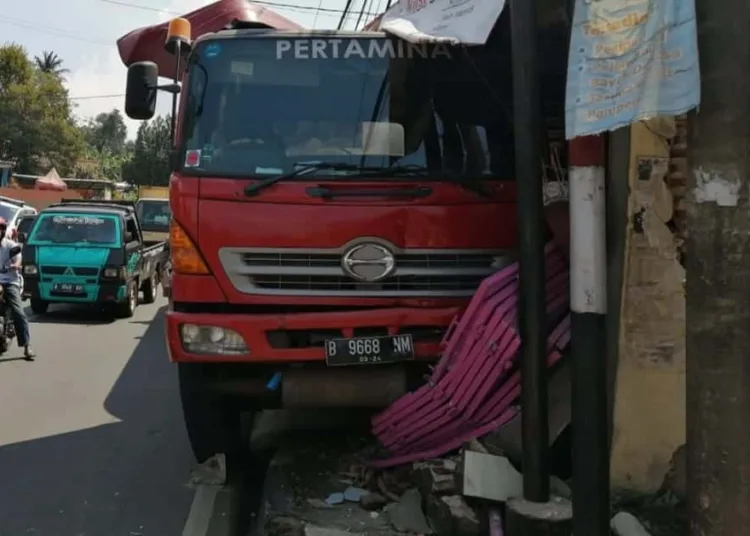 Rem Blong, Truk Elpiji Seruduk Warung