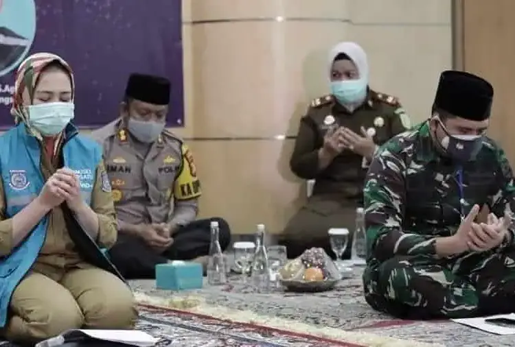 DZIKIR BERSAMA: Walikota Tangerang Selatan, Airin Rachmi Diany bersama unsur Forkopimda Tangsel menggelar dzikir bersama. (ISTIMEWA)