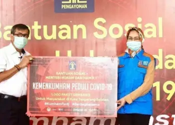 Menkumham Sumbang Seribu Paket Sembako dan Masker ke Pemkot Tangsel