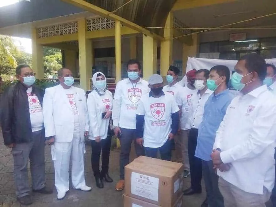 PENYERAHAN BANTUAN: Satgas Lawan Covid-19 DPRD Kabupaten Tangerang bersama Wakil Ketua Komisi IX DPR RI Emanuel Melkiades Laka, saat memberikan bantuan ribuan APD ke 5 RS di wilayah Kabupaten Tangerang, Rabu (22/4). (FAJAR ADITYA KUSUMA/SATELIT NEWS)