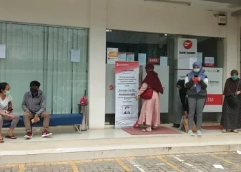 Warga Ramai-ramai Tarik Uang di ATM Bank Banten