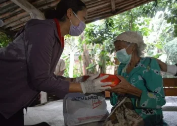 Kemensos Serahkan 2.000 Paket Sembako di Ciputat