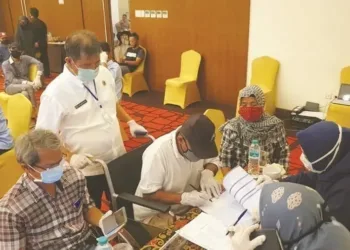 PEMBAYARAN: Kepala BPN Kota Tangsel Himsar (kedua kiri) mendampingi salah seorang warga memproses berkas pembayaran uang ganti kerugian tol Serpong – Cinere, Rabu (22/4). Total dikucurkan Rp23 miliar lebih dalam ganti rugi kali ini. (ISTIMEWA)