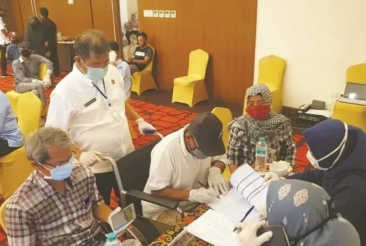 PEMBAYARAN: Kepala BPN Kota Tangsel Himsar (kedua kiri) mendampingi salah seorang warga memproses berkas pembayaran uang ganti kerugian tol Serpong – Cinere, Rabu (22/4). Total dikucurkan Rp23 miliar lebih dalam ganti rugi kali ini. (ISTIMEWA)