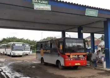 MENUNGGU PENUMPANG: Bus AKAP di terminal Kaduagung Lebak, terparkir menunggu penumpang yang setiap harnya berkurang. (DOK/SATELIT NEWS)