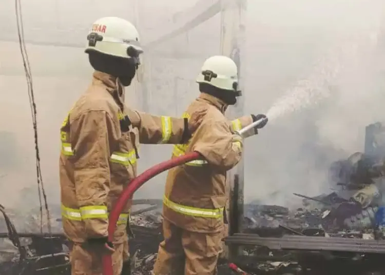 Dua Rumah dan Gudang Limbah Plastik Ludes Terbakar