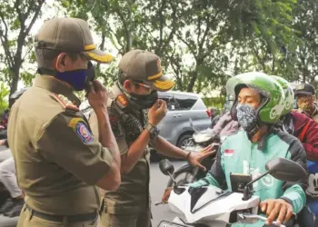 Tak Pakai Masker, Pesepeda Motor di Kota Tangerang Dihentikan