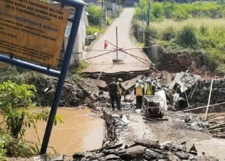 Diterjang Derasnya Air Kali Angke, Jembatan di Villa Pamulang Ambrol