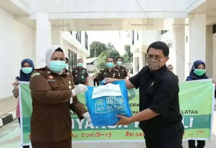 Kejari Tangsel dan Kemensos Bagikan Paket Sembako