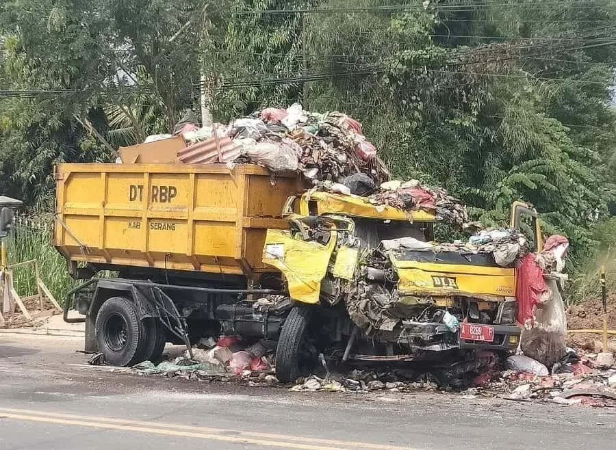 Mobil Ekspedisi Tabrak Truk Sampah, Dua Sopir Luka Parah