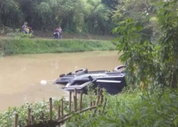 Jeep Nyungsep ke Sungai Cadas, 1 Tewas