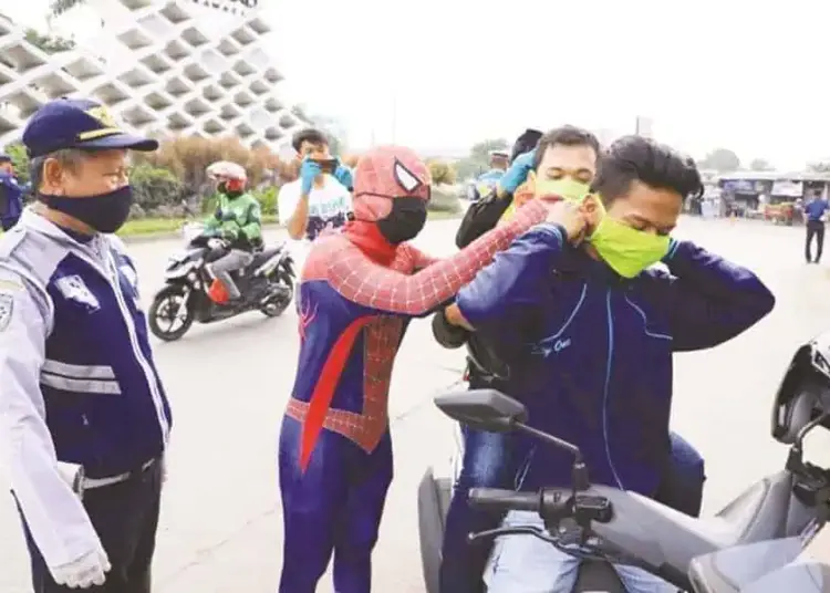 Spiderman Ikut Bantu Petugas Tegur Warga Tak Patuh PSBB