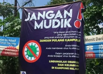 IMBAUAN: Sebuah baliho imbauan larangan mudik terpasang di salah satu sudut jalan Kota Tangsel. (ISTIMEWA)