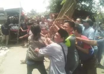 Pedagang di Teluknaga Blokade Jalan Perumahan