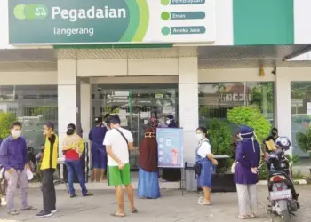 ANTRE GADAIKAN BARANG: Warga mengantre di Kantor Pegadaian untuk menggadaikan atau memperpanjang masa gadainya, Selasa (22/04). Pandemi Covid-19 melemahkan ekonomi masyarakat. (IRFAN MAULANA/SATELIT NEWS)