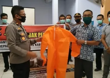 Polres Lebak Sumbang 100 Baju Hazmat ke Dinkes