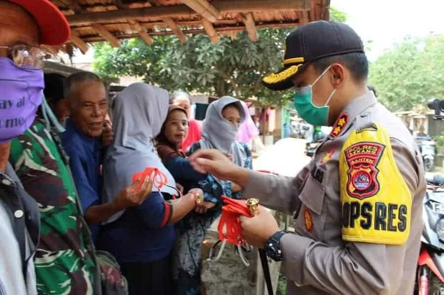 Bhayangkari Polda Banten Bagi-bagi Masker