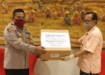 PEDULI: Head of Corporate Governance and Sustainability Sinar Mas Land Ignesjz Kemalawarta menyerahkan bantuan masker kain kepada apparat Polri. (ISTIMEWA)