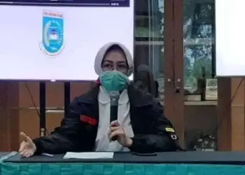 BAGI SEMBAKO: Menteri Sosial Juliari P Batubara bersama Walikota Tangsel Airin Rachmi Diany membagikan sembako kepada warga. (ISTIMEWA)