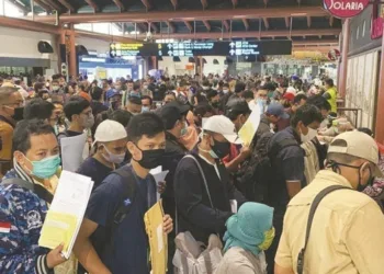 Calon Penumpang Berjubel di Bandara Soetta Tangerang