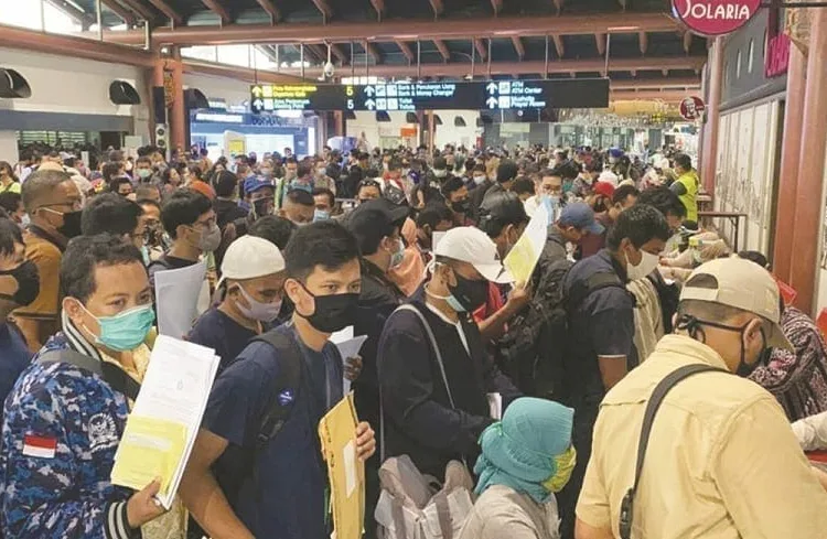 Calon Penumpang Berjubel di Bandara Soetta Tangerang